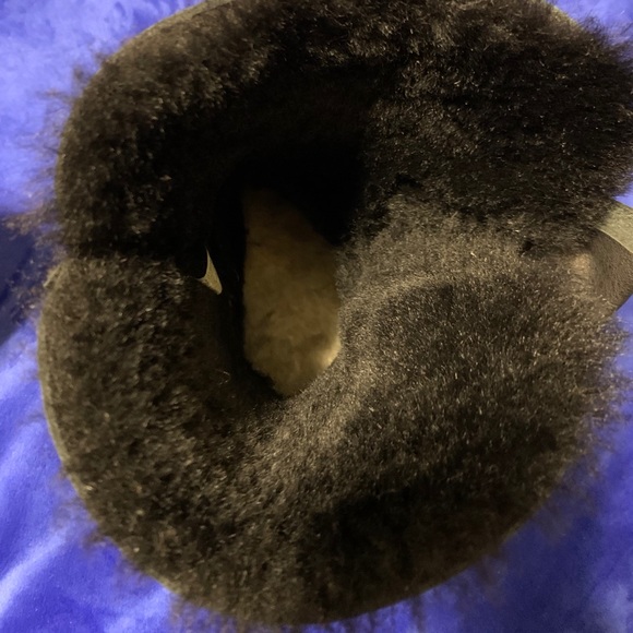 UGG Daelynn Leather 🎀 Black Short Boots - Picture 9 of 16